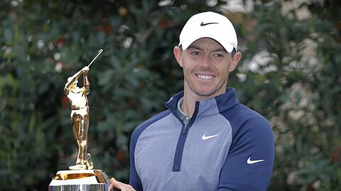 Der Nordire Rory McIlroy posiert nach seinem Sieg mit Trophäe.