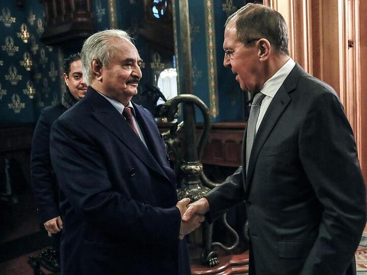 General Chalifa Haftar (l) und Russlands Außenminister Sergej Lawrow in Moskau.