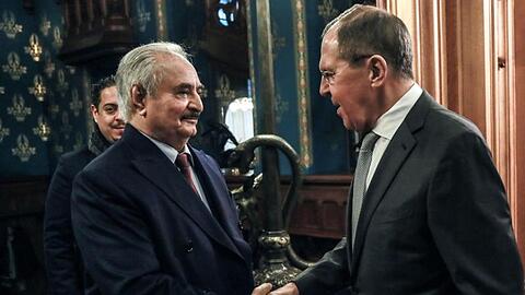 General Chalifa Haftar (l) und Russlands Außenminister Sergej Lawrow in Moskau.
