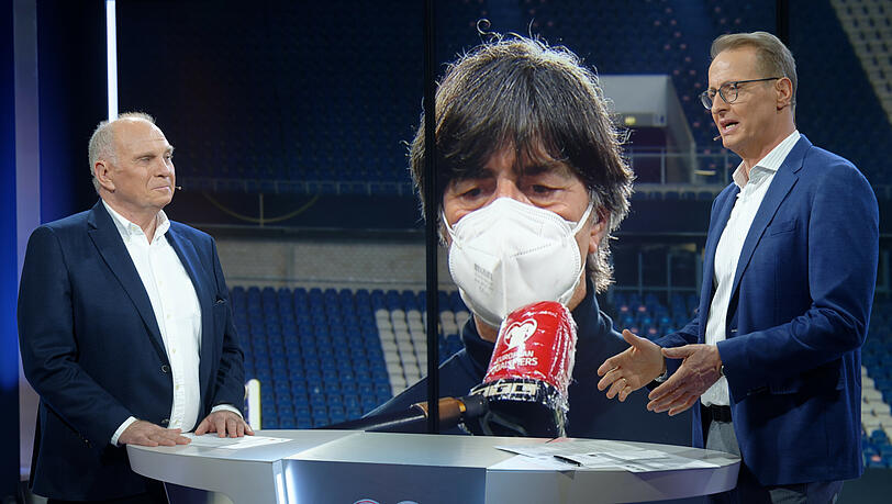 Uli Hoeneß (l.) und Moderator Florian König bei der RTL-Übertragung des WM-Qualispiels zwischen Deutschland und Island.