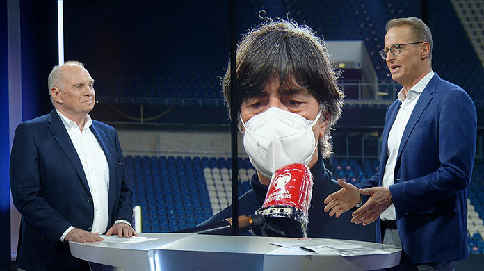 Uli Hoeneß (l.) und Moderator Florian König bei der RTL-Übertragung des WM-Qualispiels zwischen Deutschland und Island.
