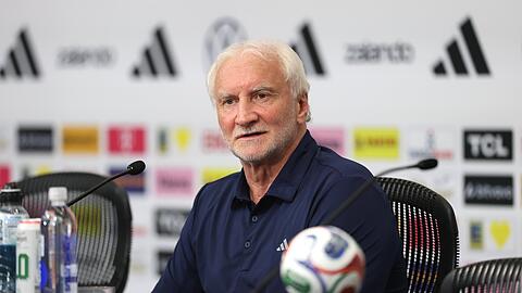DFB-Sportdirektor Rudi V&ouml;ller spricht auf der Pressekonferenz.