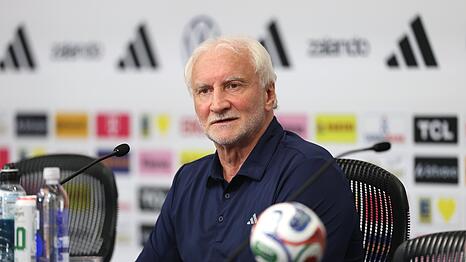 DFB-Sportdirektor Rudi V&ouml;ller spricht auf der Pressekonferenz.