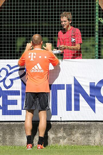 Impressionen aus dem Bayern-Trainingslager: Am Montag trainierten Claudio Pizarro und Arjen Robben individuell auf dem Nebenplatz, während der Rest des Kaders gemeinsam schwitzte. Jupp Heynckes leitete die Einheit trotz seines am Vortag erlittenen Faserrisses und auch Matthias Sammer streunte wie gewohnt mit skeptisch-konzentriertem Blick über das Trainingsgelände - sehen Sie hier die Bilder.