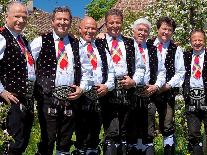 Frontsänger Norbert Rier (mitte) mit seinen Kastelruther Spatzen