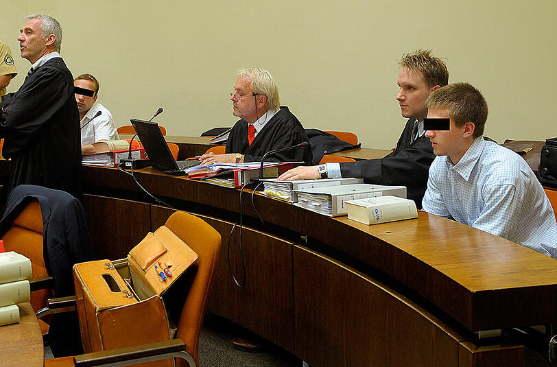 Markus S. (r.) am 20. Juli 2010 im Gerichtssaal in München. Sein Mittäter (2.v.l.) ist seit September 2014 wieder frei.