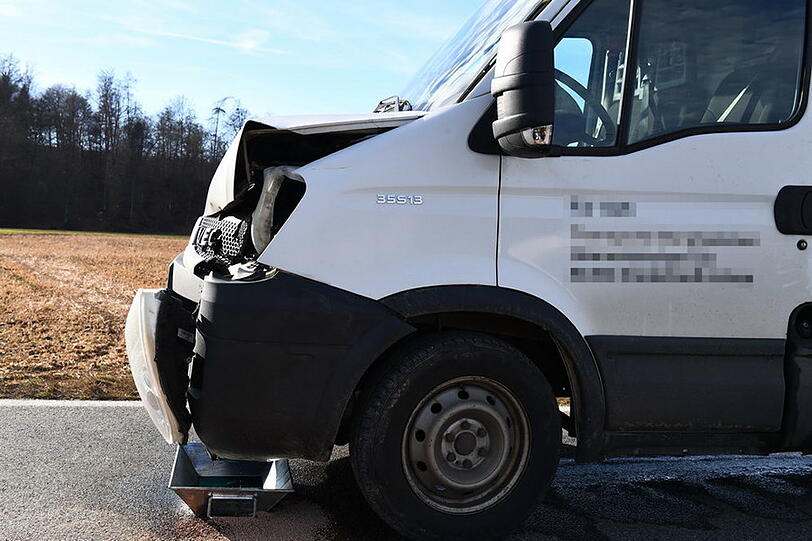 Der Traktorfahrer verletzte sich bei dem Unfall und kam ins Krankenhaus. Der Unfallverursacher hatte über 1,1 Promille.