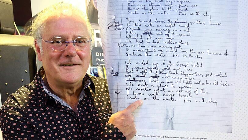 Herbert Hauke vom Rockmuseum präsentiert stolz ein Exponat des original Liedblattes des Songs "Smoke on the water" von Ian Gillan.