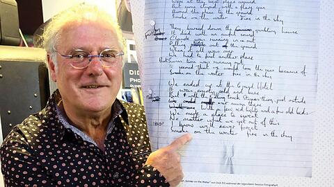 Herbert Hauke vom Rockmuseum präsentiert stolz ein Exponat des Original-Liedblatts des Songs "Smoke on the water" von Ian Gillan.