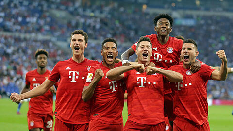 Robert Lewandowski (3.v.l.) jubelt mit seinen Teamkollegen auf Schalke.