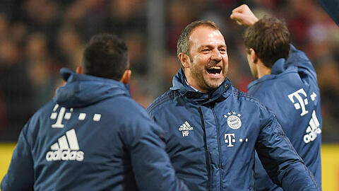 Bleibt vorerst Bayern-Trainer: Hansi Flick (m.).