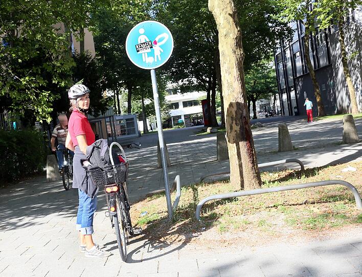 Nur von der anderen Seite ist das Radl-Verbotsschild lesbar.