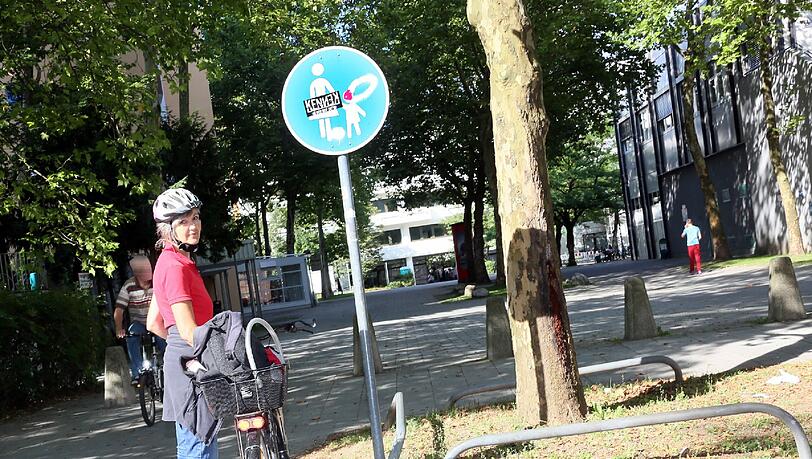 Nur von der anderen Seite ist das Radl-Verbotsschild lesbar. Nur von der anderen Seite ist das Radl-Verbotsschild lesbar.