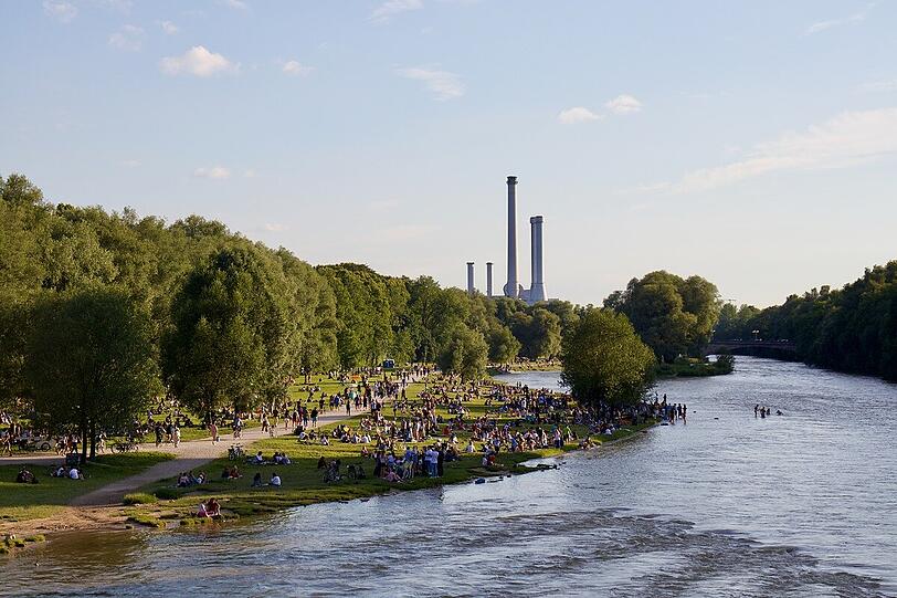 Blick in Richtung Süden: Der Isarstrand ist gut gefüllt