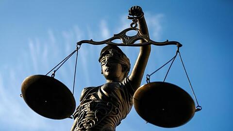 Eine Statue der Justitia hält eine Waage in ihrer Hand. Foto: David-Wolfgang Ebener/dpa