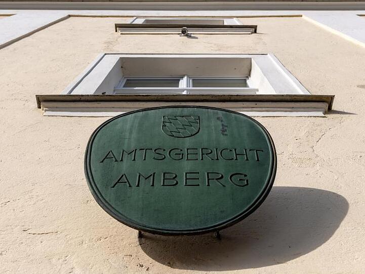 Ein Schild mit der Aufschrift "Amtsgericht Amberg" ist am Justizgebäude angebracht. Foto: Armin Weigel