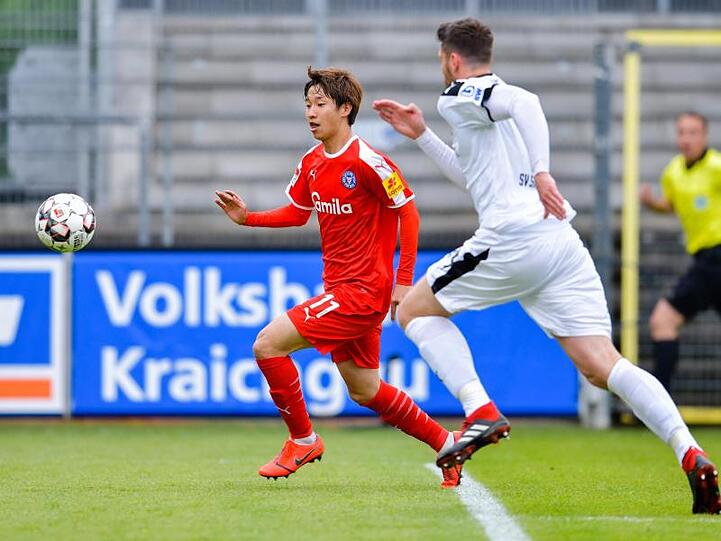 Die Kieler um Masaya Okugawa (l) verloren in Sandhausen.