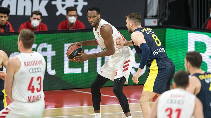 Bayern-Spieler JaJuan Johnson (links) im Duell mit Marko Guduric von Fenerbache Instanbul.