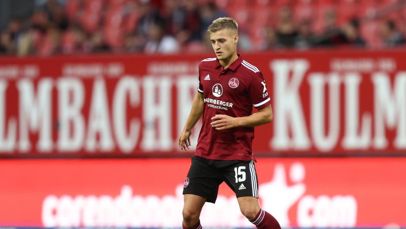 Der Nürnberger Fabian Nürnberger spielt den Ball.