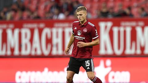 Der Nürnberger Fabian Nürnberger spielt den Ball.
