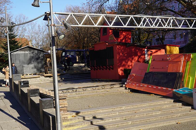 Am Schwabinger Weihnachtsmarkt wird schon sichtbar abgebaut.