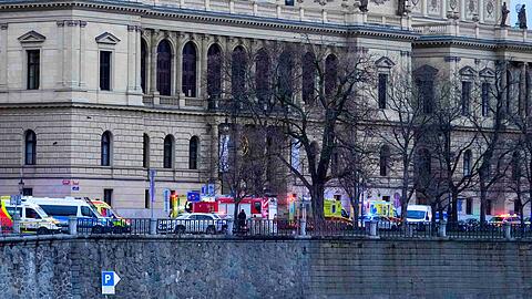 Einsatzfahrzeuge vor der Hochschule in der Prager Innenstadt.