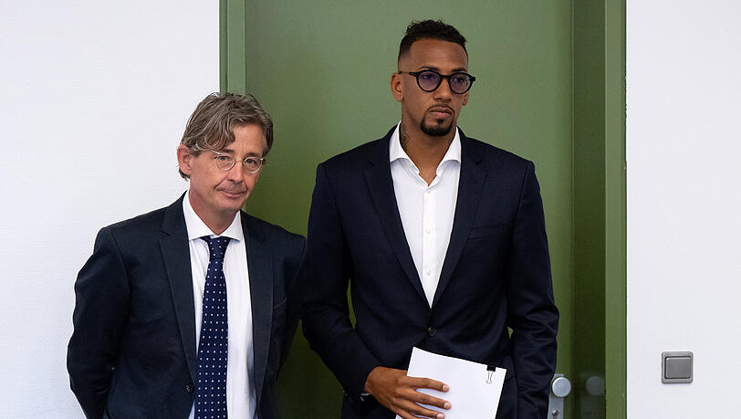 Jérôme Boateng (r) und sein Anwalt Leonard Walischewski im Gerichtssaal. Jérôme Boateng (r) und sein Anwalt Leonard Walischewski im Gerichtssaal.