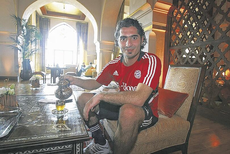 Wieder fit, hoch motiviert und dennoch locker: Bayerns Mittelfeldspieler Hamit Altintop findet auch im Trainingslager in Dubai Zeit, kurz zu entspannen. Foto: Bongarts/Getty Images