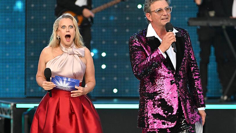Zwischen Barbara Schöneberger und Hans Sigl kommt es auf der Bühne der "Starnacht am Neusiedler See" zu einem unangenehmen Moment.