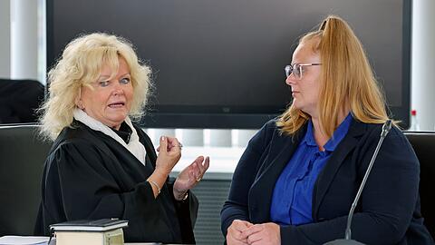 Fabians Mutter (r-l) nimmt mir ihrer Anw&auml;ltin als Nebenkl&auml;gerin an dem Prozess teil.