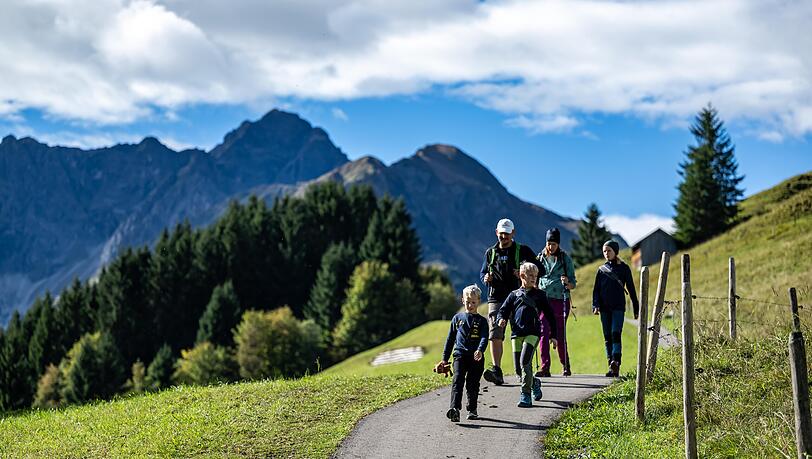 Vom 5. bis 10. Oktober 2026 lädt das Kleinwalsertal zum zweiten Wanderfestival ein. Im Mittelpunkt stehen Naturerlebnisse, Begegnungen und die Freude am gemeinsamen Unterwegssein - ganz ohne Leistungsdruck. Vom 5. bis 10. Oktober 2026 lädt das Kleinwalsertal zum zweiten Wanderfestival ein. Im Mittelpunkt stehen Naturerlebnisse, Begegnungen und die Freude am gemeinsamen Unterwegssein - ganz ohne Leistungsdruck.