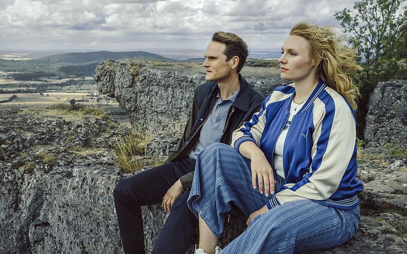 Rosalie Thomass und Fabian Hinrichs blicken als Emilia Rathgeber und Felix Voss (hier auf dem Staffelberg bei Steffalstein) in tiefe menschliche Abgründe. Rosalie Thomass und Fabian Hinrichs blicken als Emilia Rathgeber und Felix Voss (hier auf dem Staffelberg bei Steffalstein) in tiefe menschliche Abgründe.