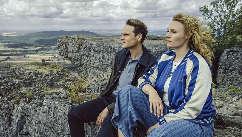 Rosalie Thomass und Fabian Hinrichs blicken als Emilia Rathgeber und Felix Voss (hier auf dem Staffelberg bei Steffalstein) in tiefe menschliche Abgründe. Rosalie Thomass und Fabian Hinrichs blicken als Emilia Rathgeber und Felix Voss (hier auf dem Staffelberg bei Steffalstein) in tiefe menschliche Abgründe.