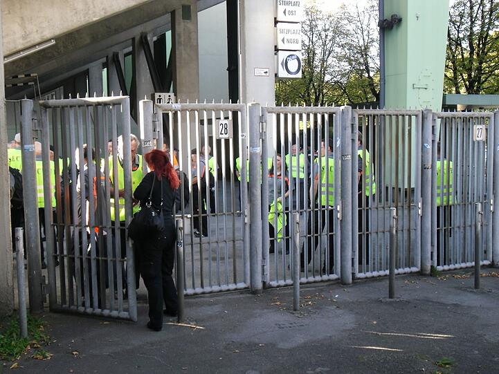 ...die Bayern-Anhänger hatten sich bereits am Stadion verabredet.