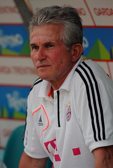 Trainer Jupp Heynckes sitzt relativ gelassen am Spielfeldrand.