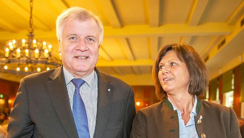 Die Latte liegt hoch. Nach ihrem historisch schlechten Ergebnis soll die CSU in Oberbayern bei der Landtagswahl in fünf Monaten ein deutlich besseres Ergebnis erzielen. Schaffen soll dies Ilse Aigner, die Parteichef Seehofer dazu aus Berlin nach München zurückholt. Die Latte liegt hoch. Nach ihrem historisch schlechten Ergebnis soll die CSU in Oberbayern bei der Landtagswahl in fünf Monaten ein deutlich besseres Ergebnis erzielen. Schaffen soll dies Ilse Aigner, die Parteichef Seehofer dazu aus Berlin nach München zurückholt.