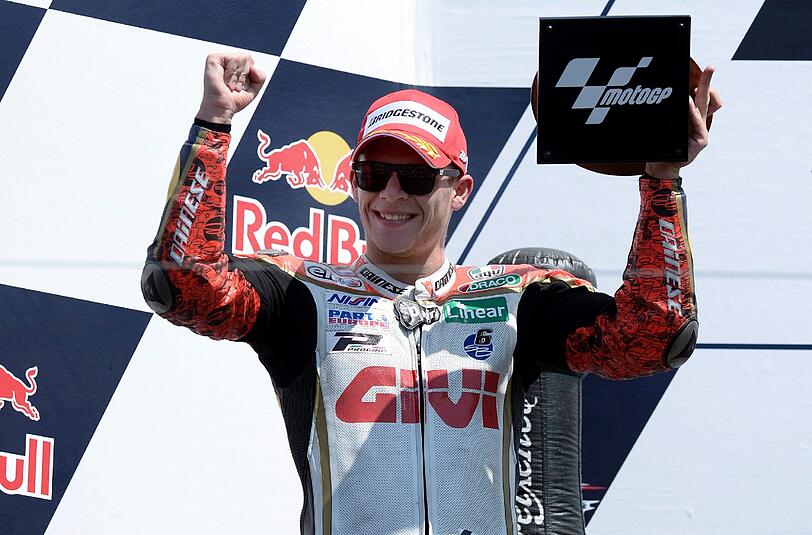 Der Deutsche Stefan Bradl feiert seinen zweiten Platz in Laguna Seca.
