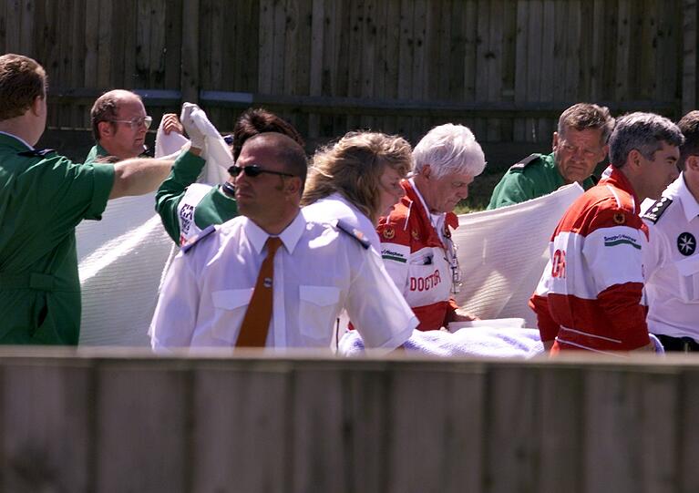 1999: Schumachers schwerster Formel-1-Unfall. Im englischen Silverstone raste er wegen eines Bremsdefekts in einen Reifenstapel und zog sich einen Schien- und Wadenbeinbruch zu.