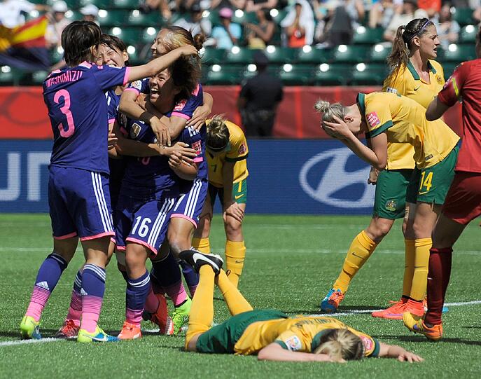 Jubel um Bayerns Mana Iwabuchi (Nr.16), die mit ihrem 1:0 in der 87. Minute gegen Australien Weltmeister Japan erlöst.