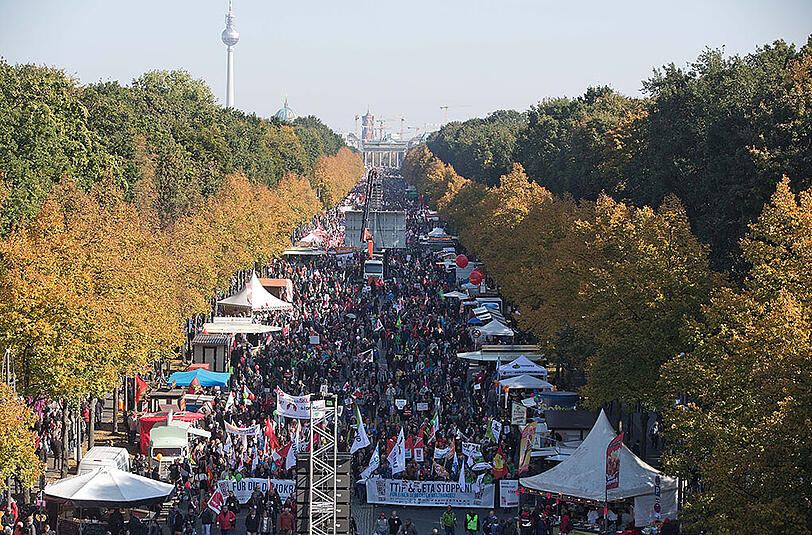 Bilder von der TTIP-Demo in Berlin. Laut Polizei nahmen rund hunderttausend Menschen am Protestmarsch durch die Hauptstadt teil.