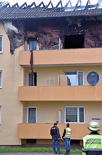 Feuer in einem Rosenheimer Mehrfamilienhaus. Die Bilder vom dramatischen Einsatz.