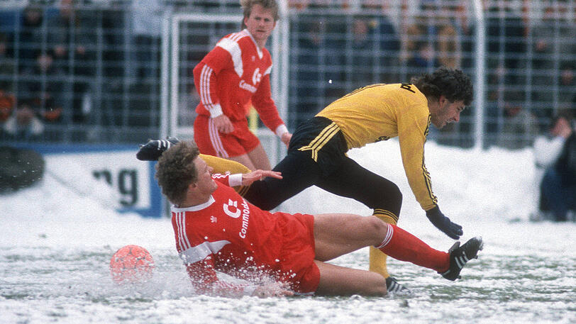 21. Februar 1987: Die Münchner rutschen zunächst deutlich besser über den Rasen, Roland Wohlfarth (im Bild mit dem heutigen BVB-Manager Michael Zorc) trifft doppelt. In der Schlussviertelstunde schießen Norbert Dickel und eben Zorc noch das Unentschieden für Dortmund heraus. Meister werden trotzdem die Bayern - zum dritten Mal in Folge! Der BVB landet auf Platz vier.