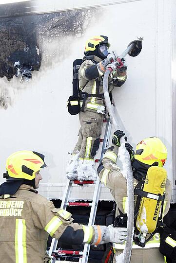 Auf der A9 ist ein Lkw komplett ausgebrannt - er hatte Tiefkühlpizza geladen.