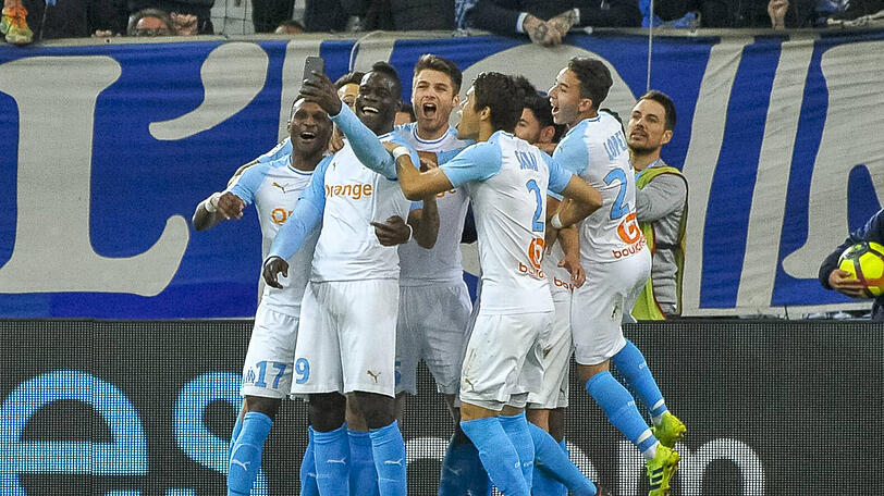 Mario Balotelli jubelt mit seinen Teamkollegen auf ganz besondere Art und Weise.