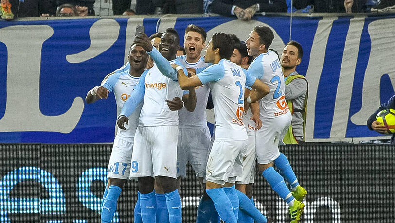 Mario Balotelli jubelt mit seinen Teamkollegen auf ganz besondere Art und Weise.
