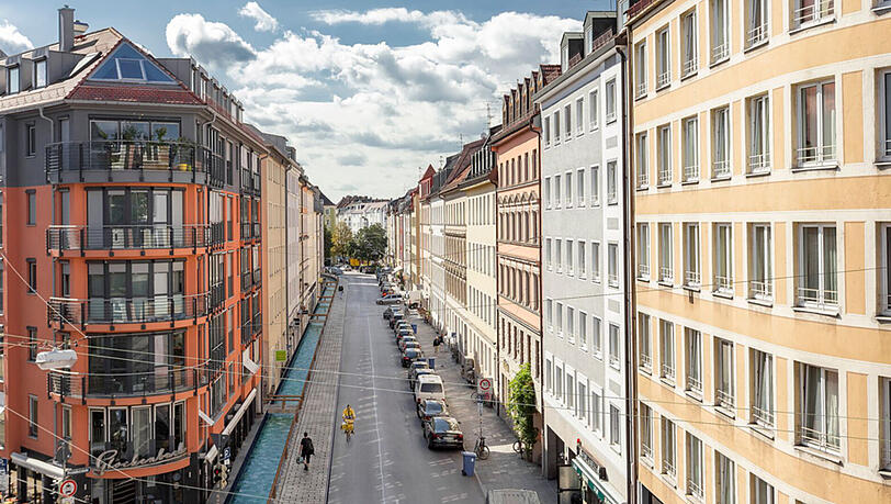 Verworfen, zum Ärger der Rathaus-Grünen: die Öffnung des Glockenbachs an der Pestalozzistraße. Der fließt hier ungefähr vier Meter unterm Gehsteig. Verworfen, zum Ärger der Rathaus-Grünen: die Öffnung des Glockenbachs an der Pestalozzistraße. Der fließt hier ungefähr vier Meter unterm Gehsteig.