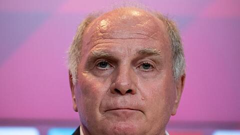 Bayern-Präsident Uli Hoeneß fordert eine Leistungssteigerung der Bayern in Griechenland.