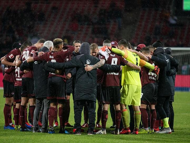 Die Mannschaft des 1. FC Nürnberg steht zusammen im Kreis. Foto: Nicolas Armer/Archiv
