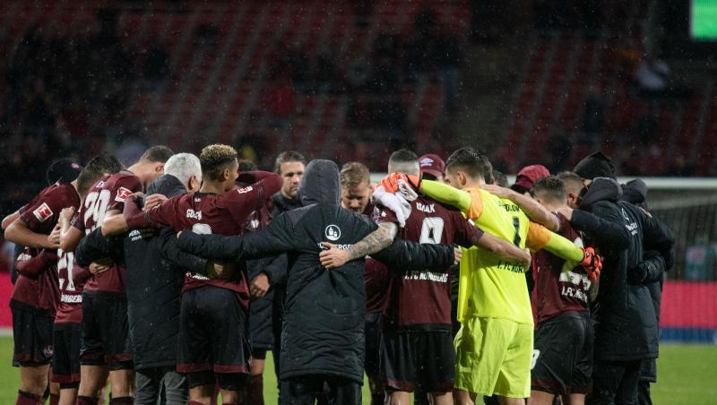 Die Mannschaft des 1. FC Nürnberg steht zusammen im Kreis. Foto: Nicolas Armer/Archiv Die Mannschaft des 1. FC Nürnberg steht zusammen im Kreis. Foto: Nicolas Armer/Archiv