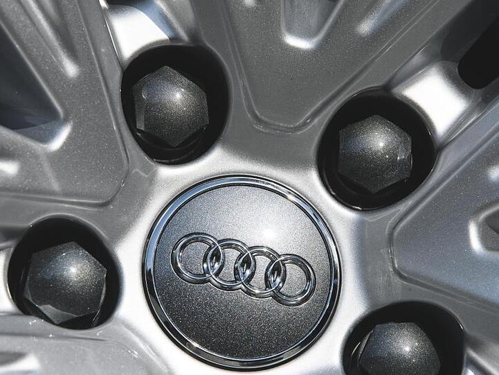 Das Logo des Autoherstellers Audi steht auf einer Felge. Foto: Sebastian Gollnow/Archiv